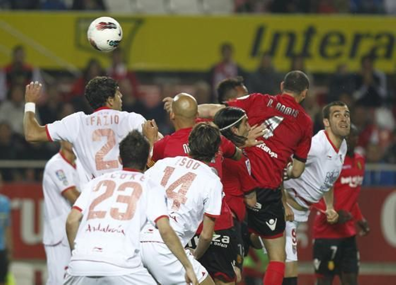 El Sevilla acumula tres victorias consecutivas tras vencer al Mallorca en casa (3-1). / Antonio Pizarro