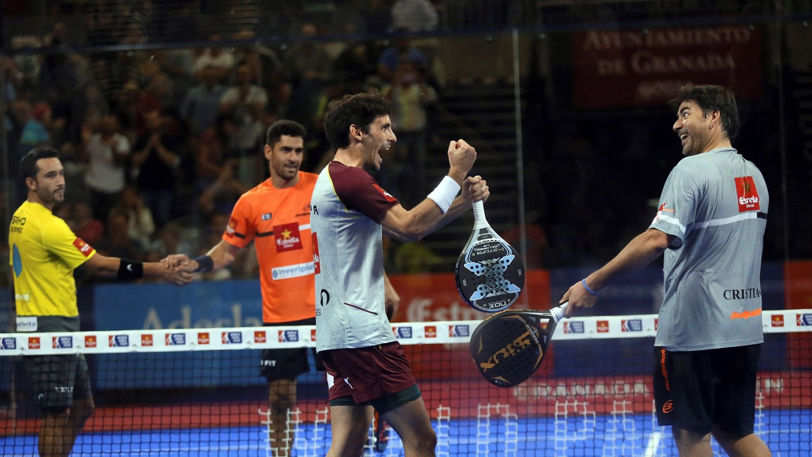 Stupaczuk cierra el puño antes de abrazar a Gutiérrez, con Sánchez y Sanyo al otro lado de la pista tras ser derrotados.