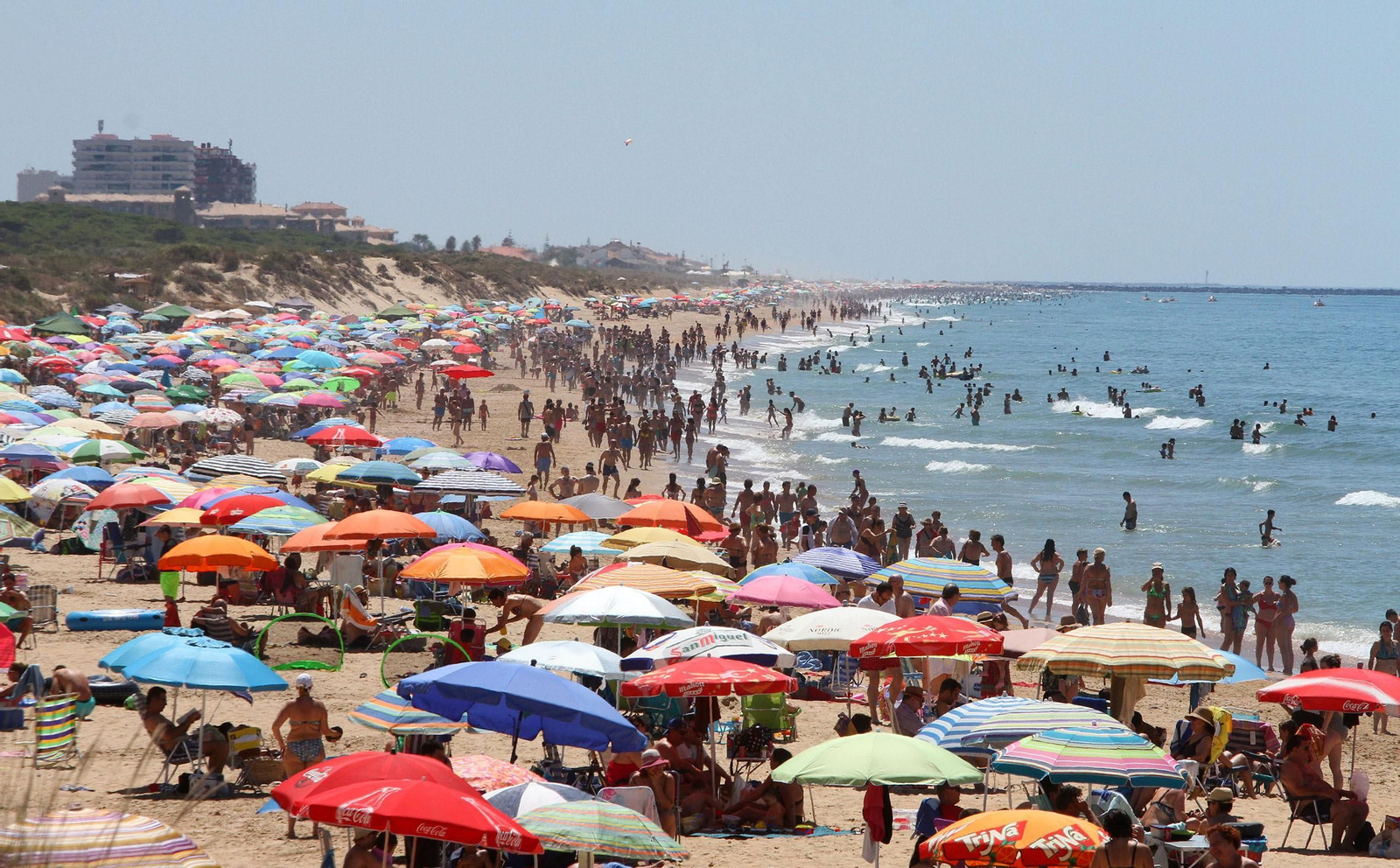 La playa cuelga el cartel de completo La playa cuelga el cartel de completo