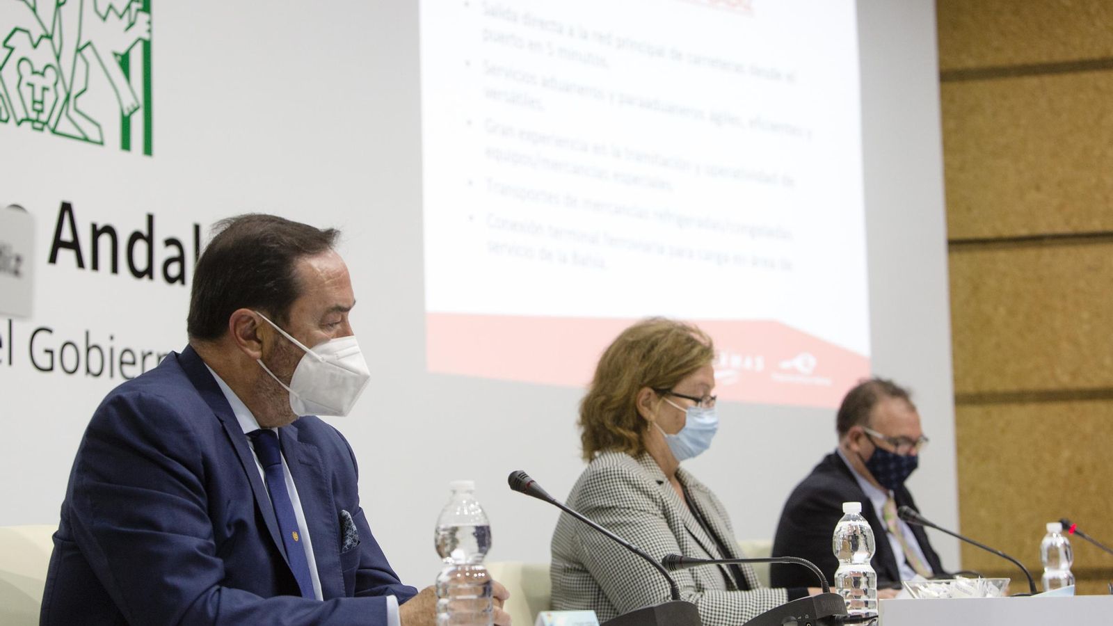 De izquierda a derecha, Alfonso Serrat, Kate Bonner y Manuel Baeza.