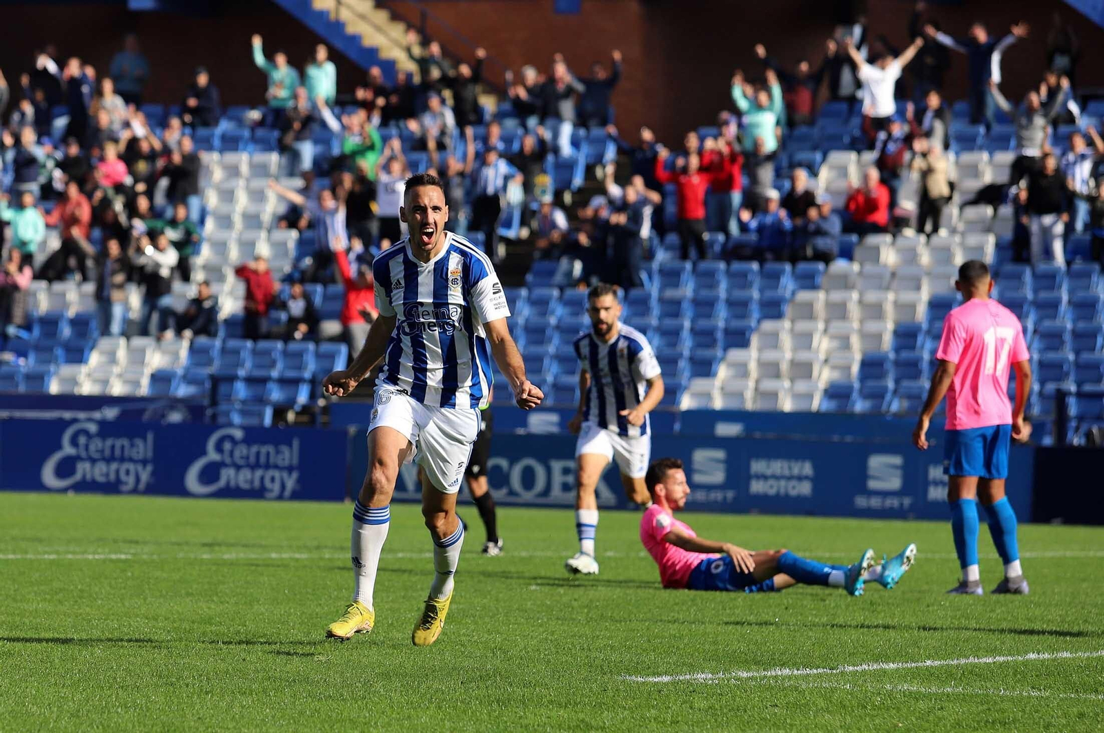 Alberto Domínguez celebrando un gol en el Nuevo Colombino.