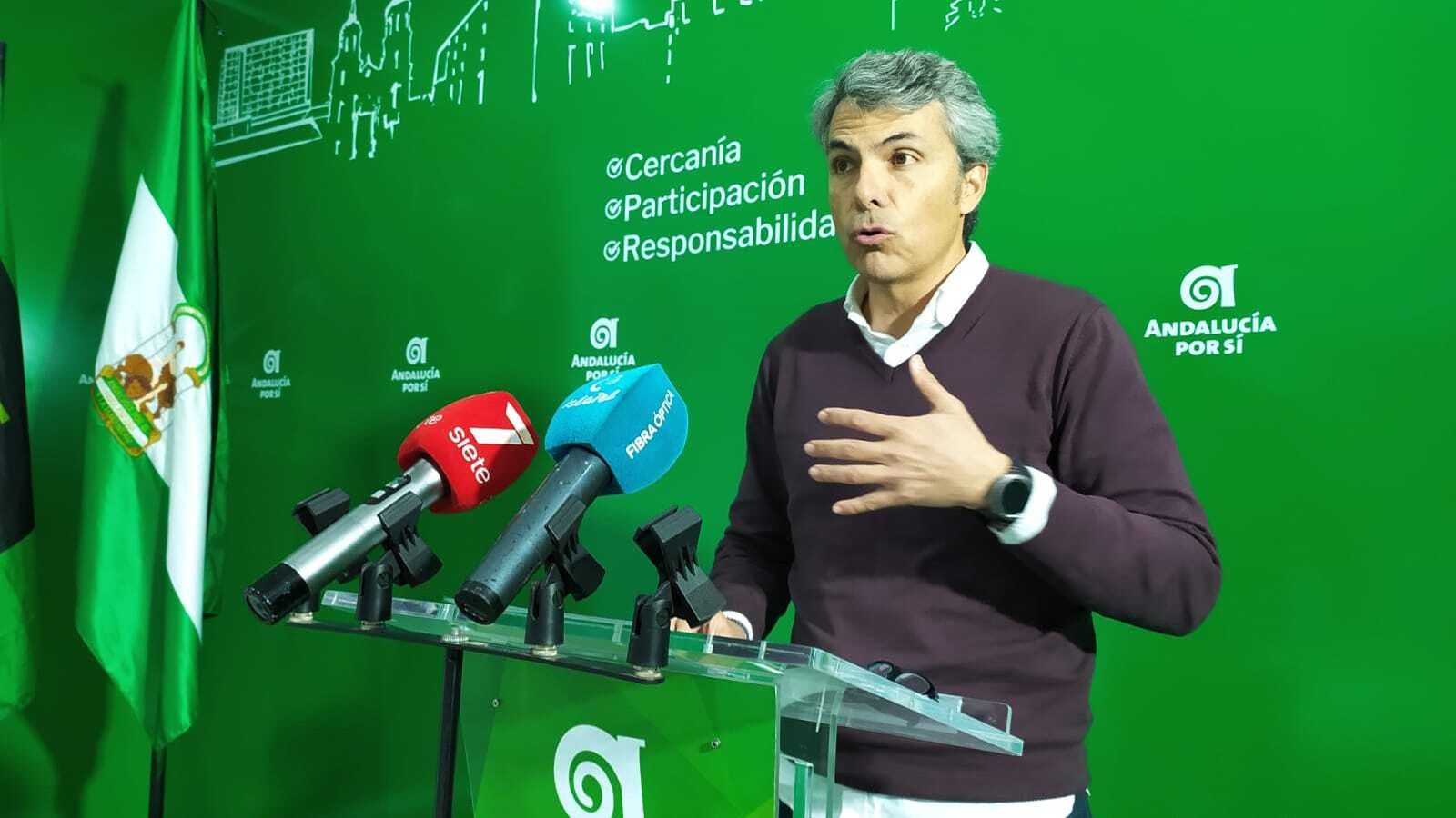 El portavoz de AxSí San Fernando, Fran Romero, este miércoles en la sede del partido al dar a conocer la sentencia.