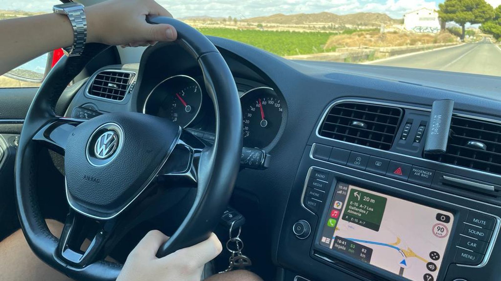 Un conductor utilizando Google Maps para acceder a la Autovía A-7.