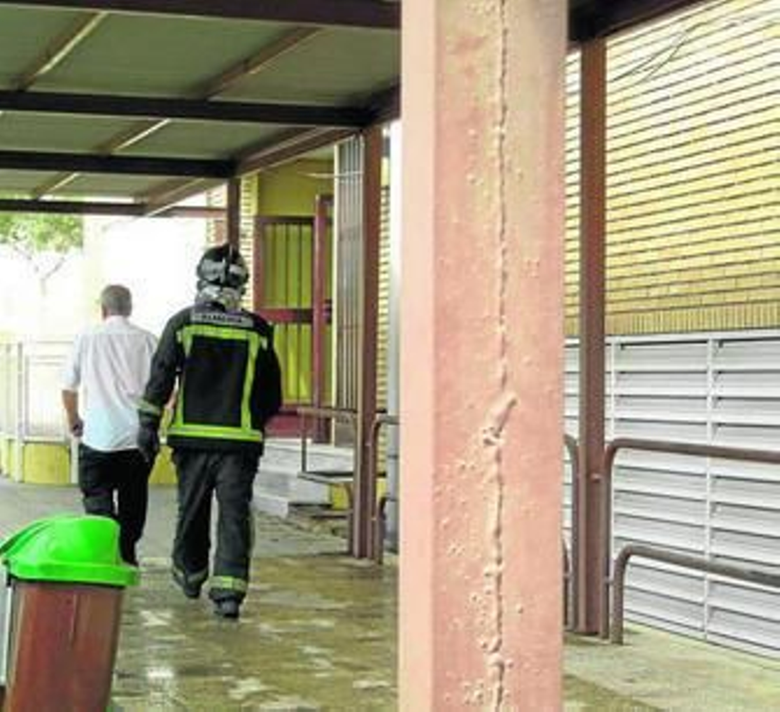 Trabajadores del Ayuntamiento de Almería revisan las instalaciones del colegio.