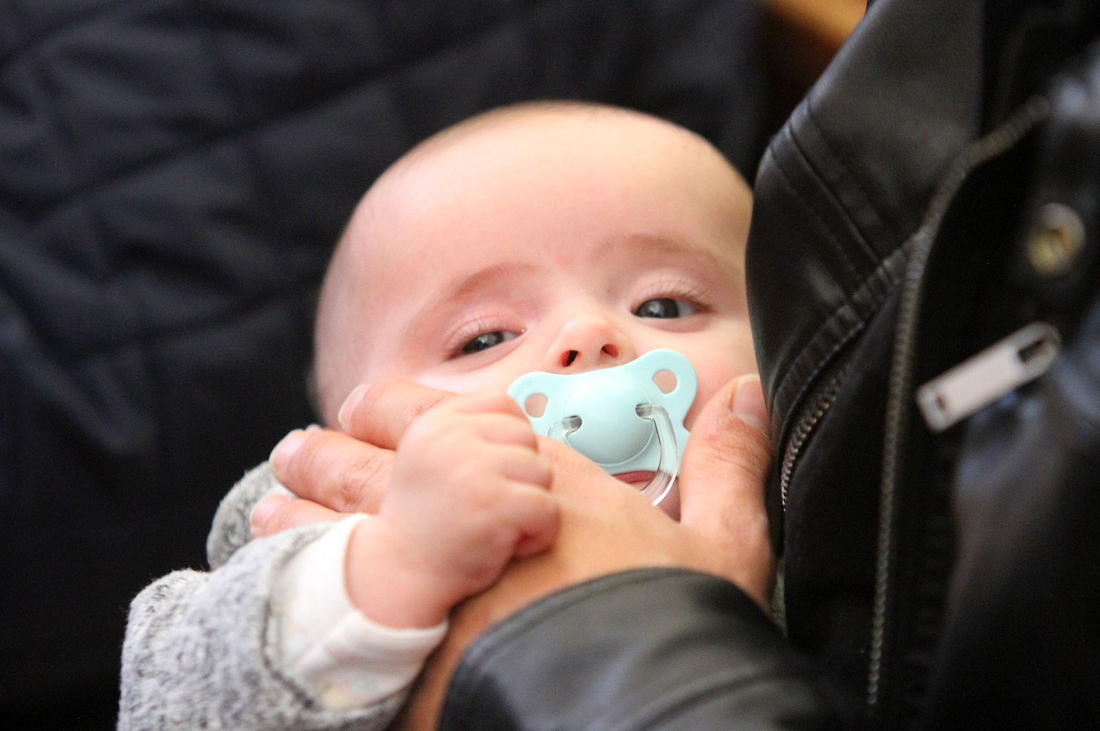 El Rocío celebra La Candelaria con la presentación de los niños a la Virgen, en imágenes