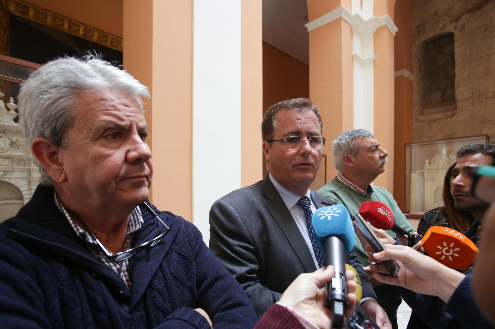 El  presidente de Solidaridad del Taxi, en  primer plano, atiende a la prensa con el delegado de Movilidad, Juan Carlos Cabrera, y el presidente de la Unión Sevillana del Taxi, Fernando Morales.