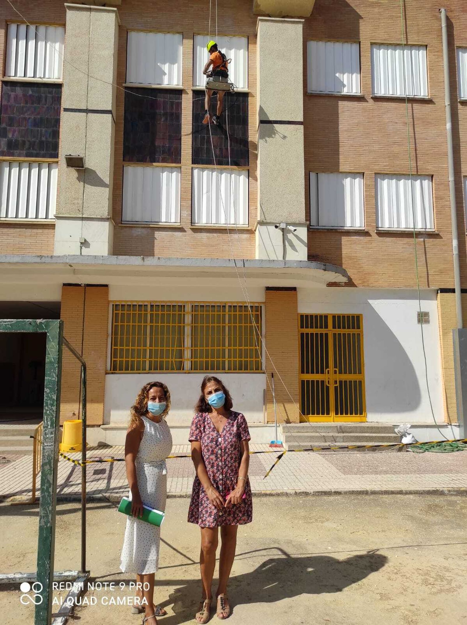 Marta Escrivá junto a la directora del IES V Centenario, de Sevilla capital, que está siendo objeto de mejoras.