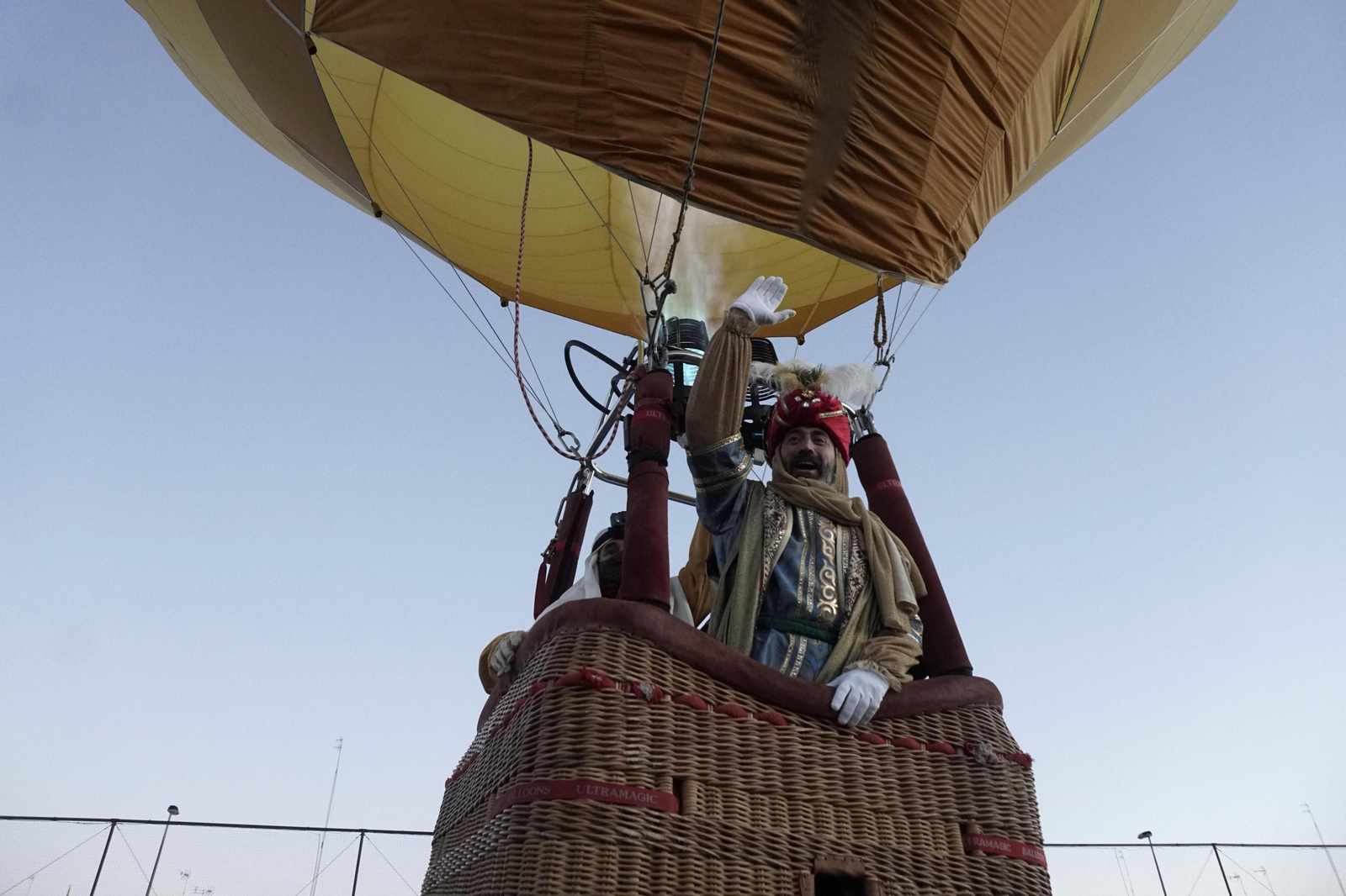 Fotos del heraldo de los Reyes Magos surcando los cielos de Sevilla
