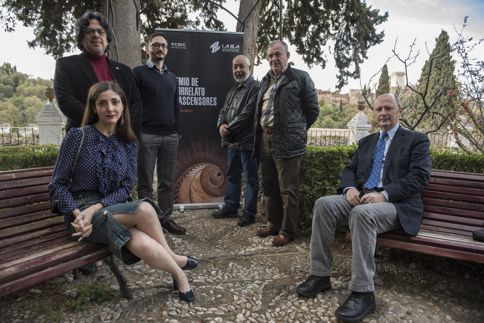 El jurado -Espido Freire, Fernando Iwasaki, Leonardo Padura y Antonio Chicharro Chamorro-, en la imagen junto al ganador y el responsable de Iasa.