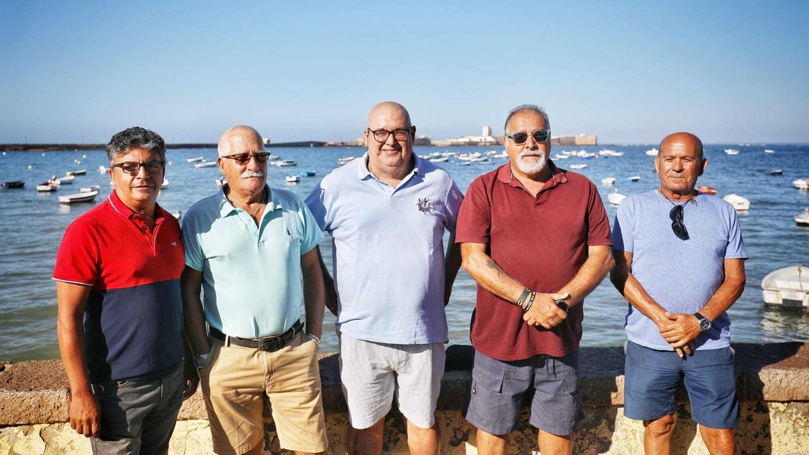 El presidente del Club Marítimo La Caleta, José Fernández Campos, junto a parte de su junta directiva.