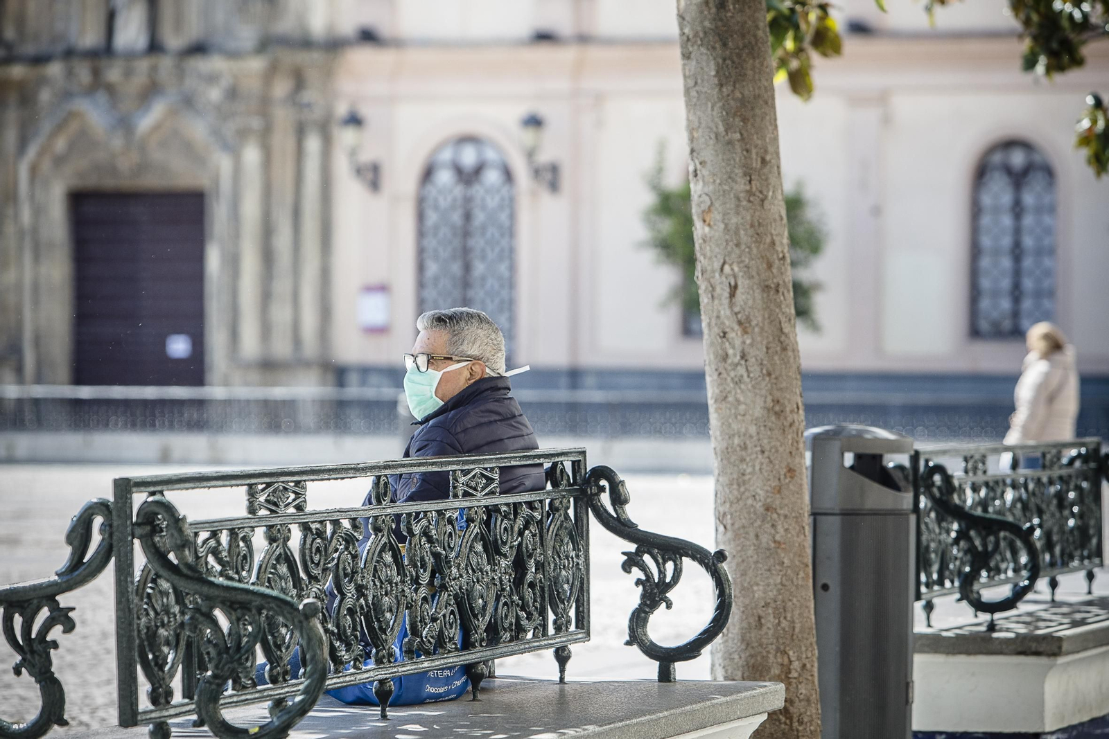 Imágenes del estado de alarma en Cádiz por el coronavirus durante la mañana de hoy.