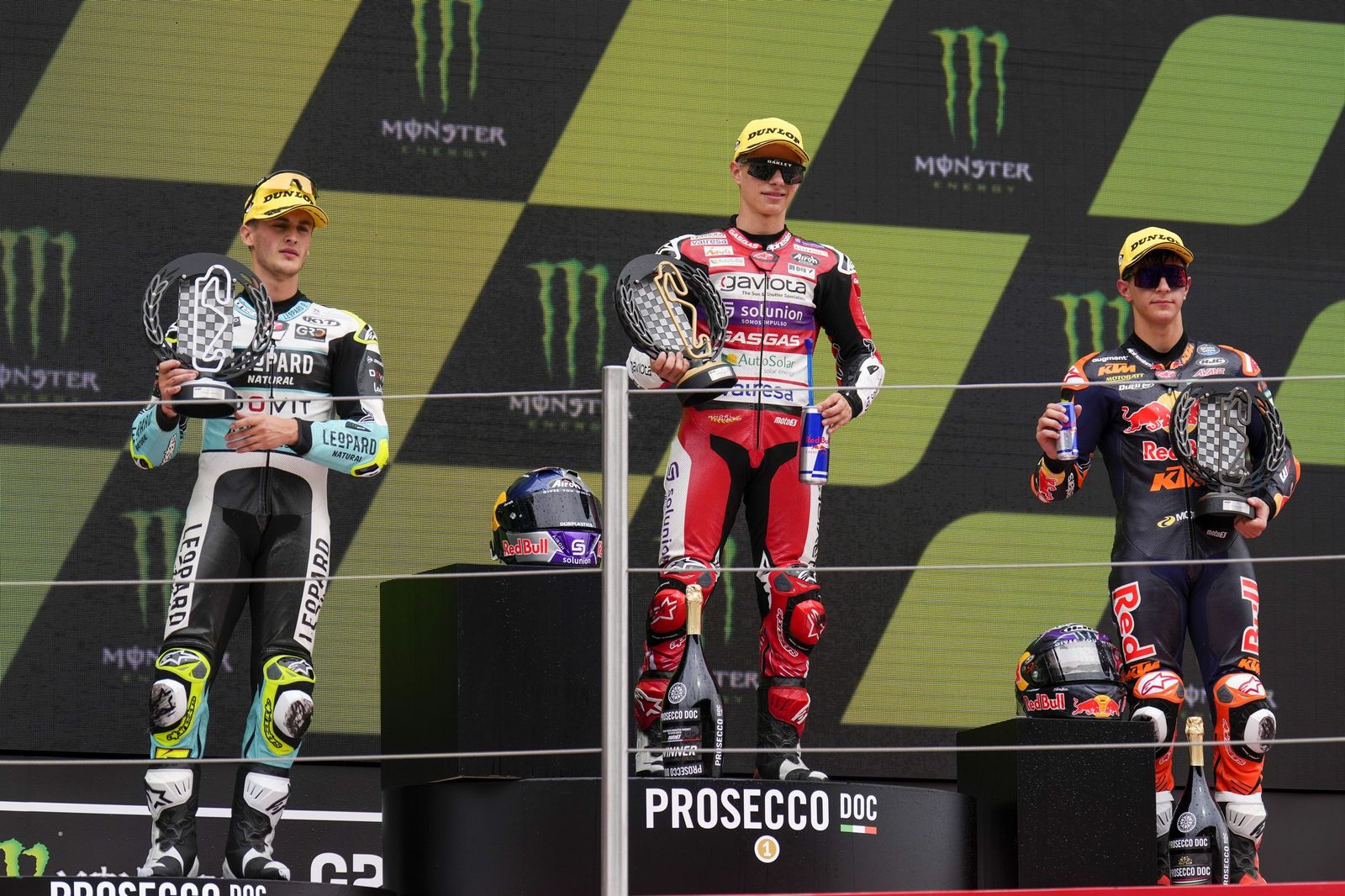 Las cariñosas fotos de Piqué, Clara Chía en el Mundial de Motos en Montmeló