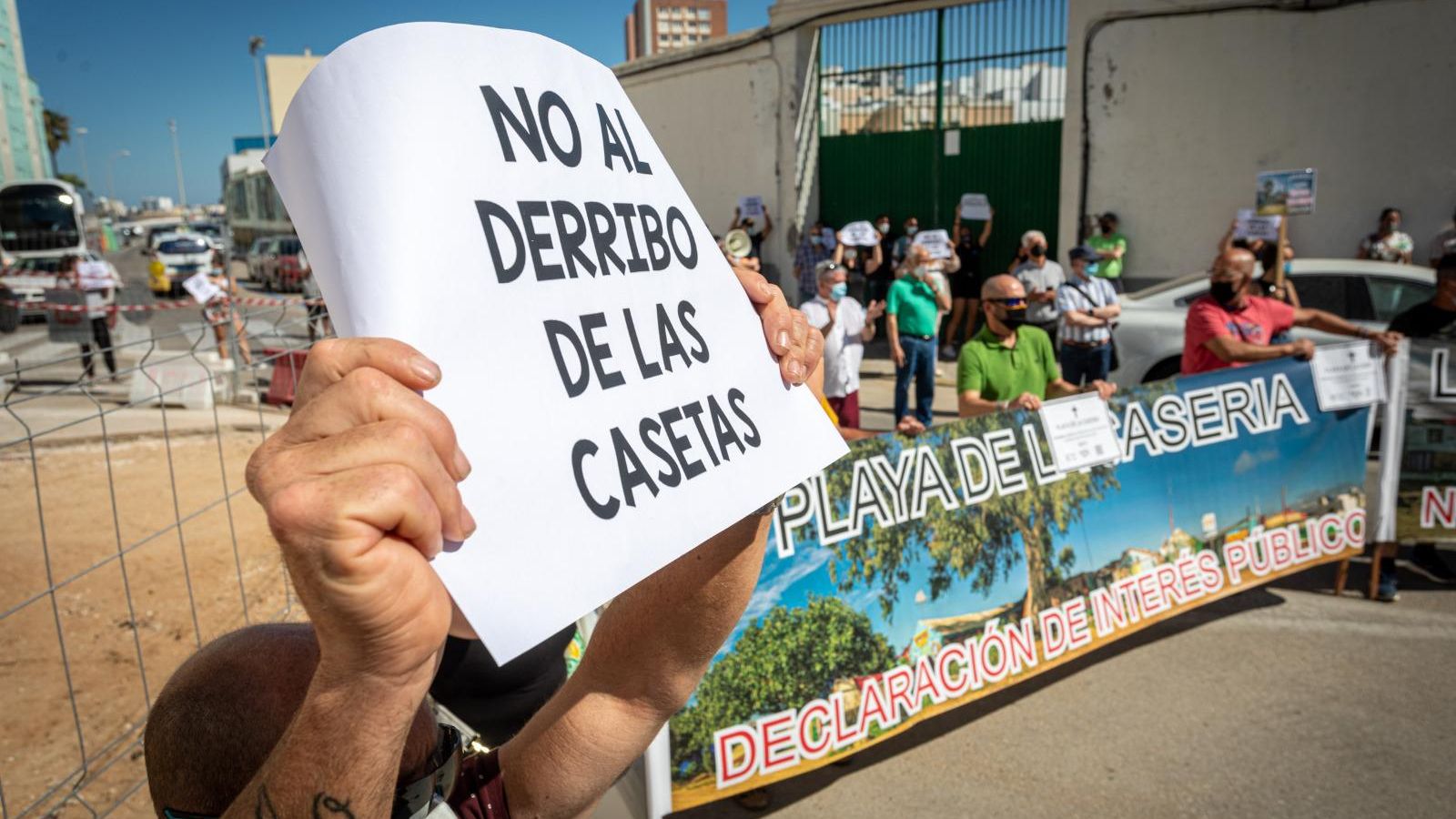 Protestas de los afectados de La Casería ante Costas.