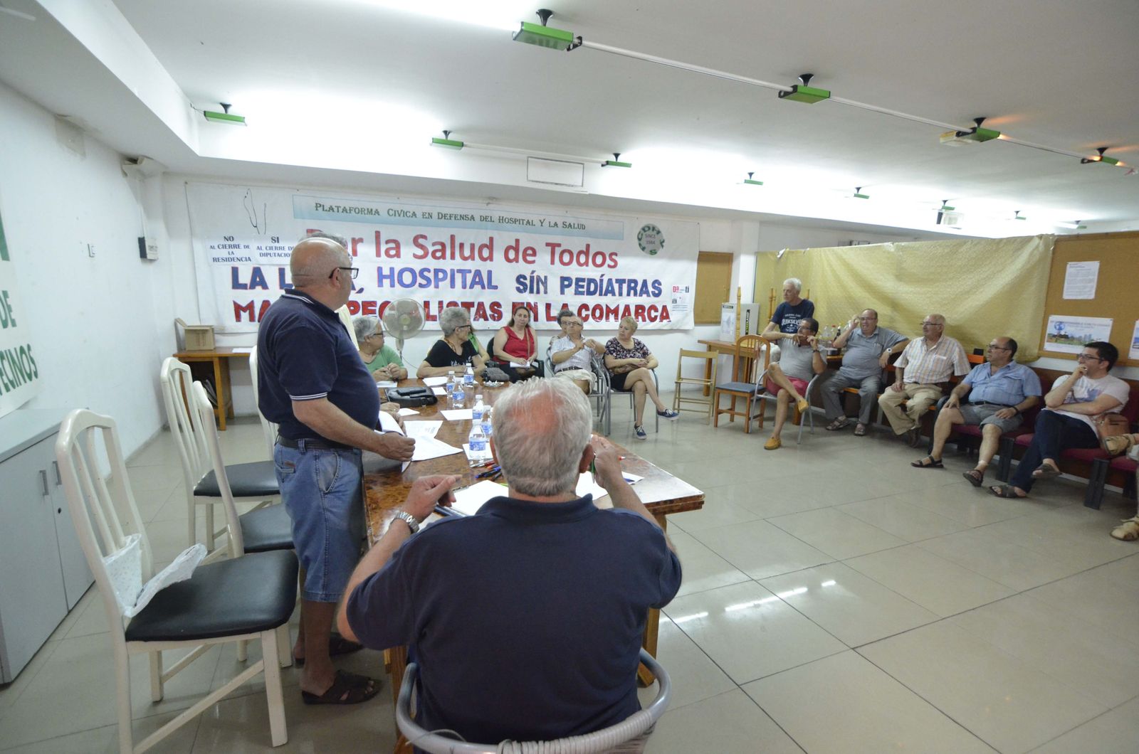 Algunos de los asistentes a la reunión de la Pltaforma del Hospital celebrada ayer.