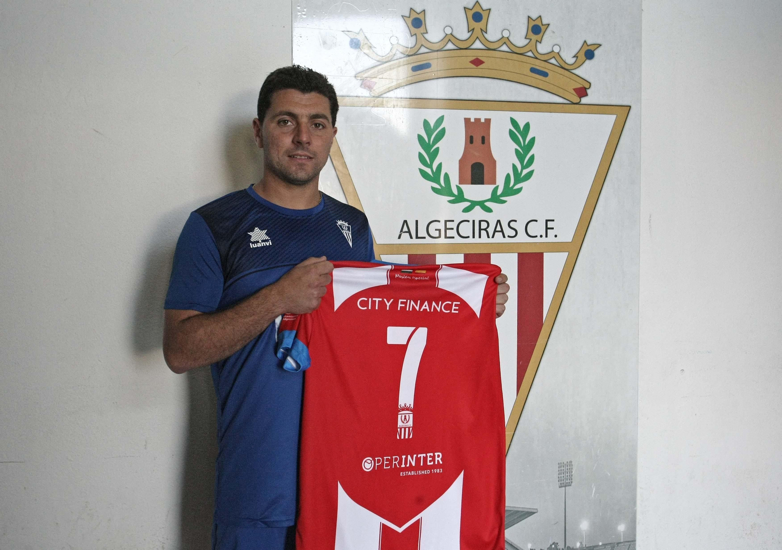 Adrián Máiquez posa con una camiseta con el 7, el número de liguillas que va a sumar.
