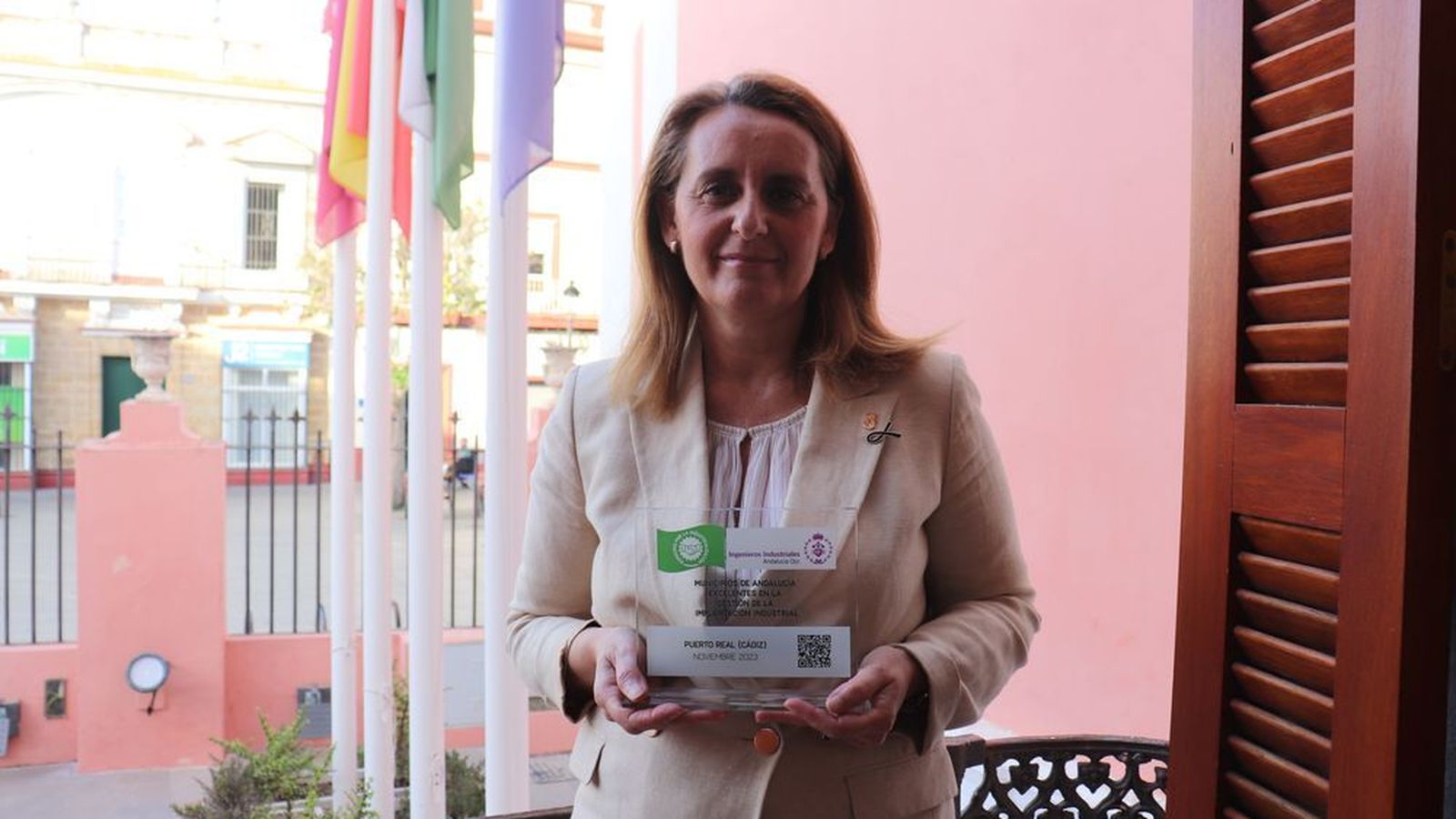 La alcaldesa, Aurora Salvador, muestra el reconocimiento