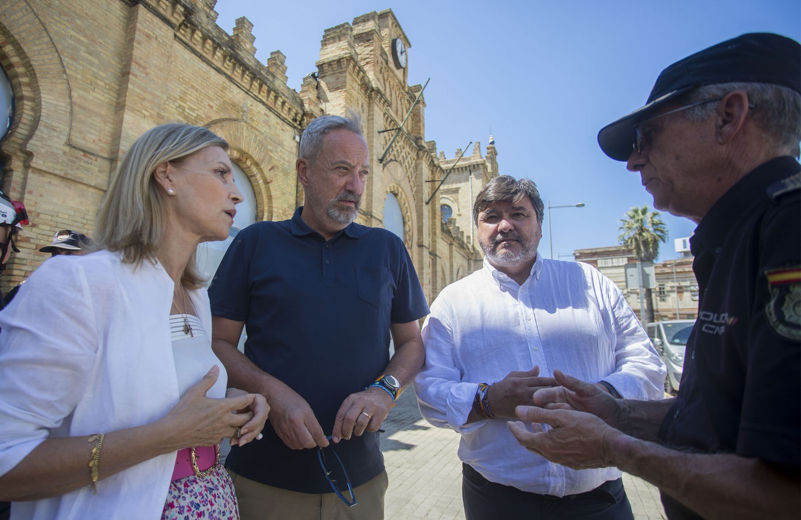 Manuela Parralo, Manuel Gómez y Gabriel Cruz en la estación de trenes después del incendio.