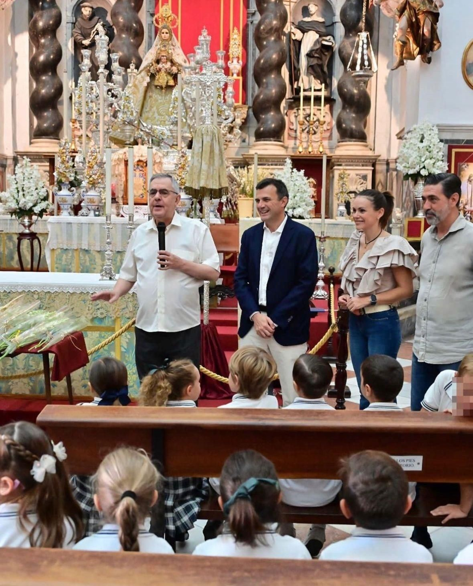 El alcalde de Cádiz y sus concejales de Fiestas y de cofradías, en Santo Domingo.