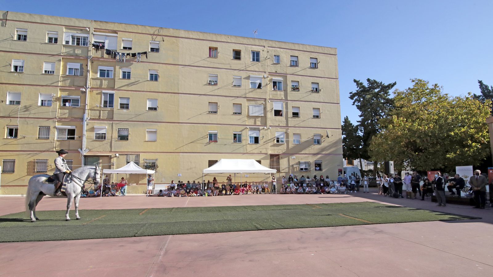 Imágenes del expectáculo de la Real Escuela y Paco Cepero en el colegio Luis Vives