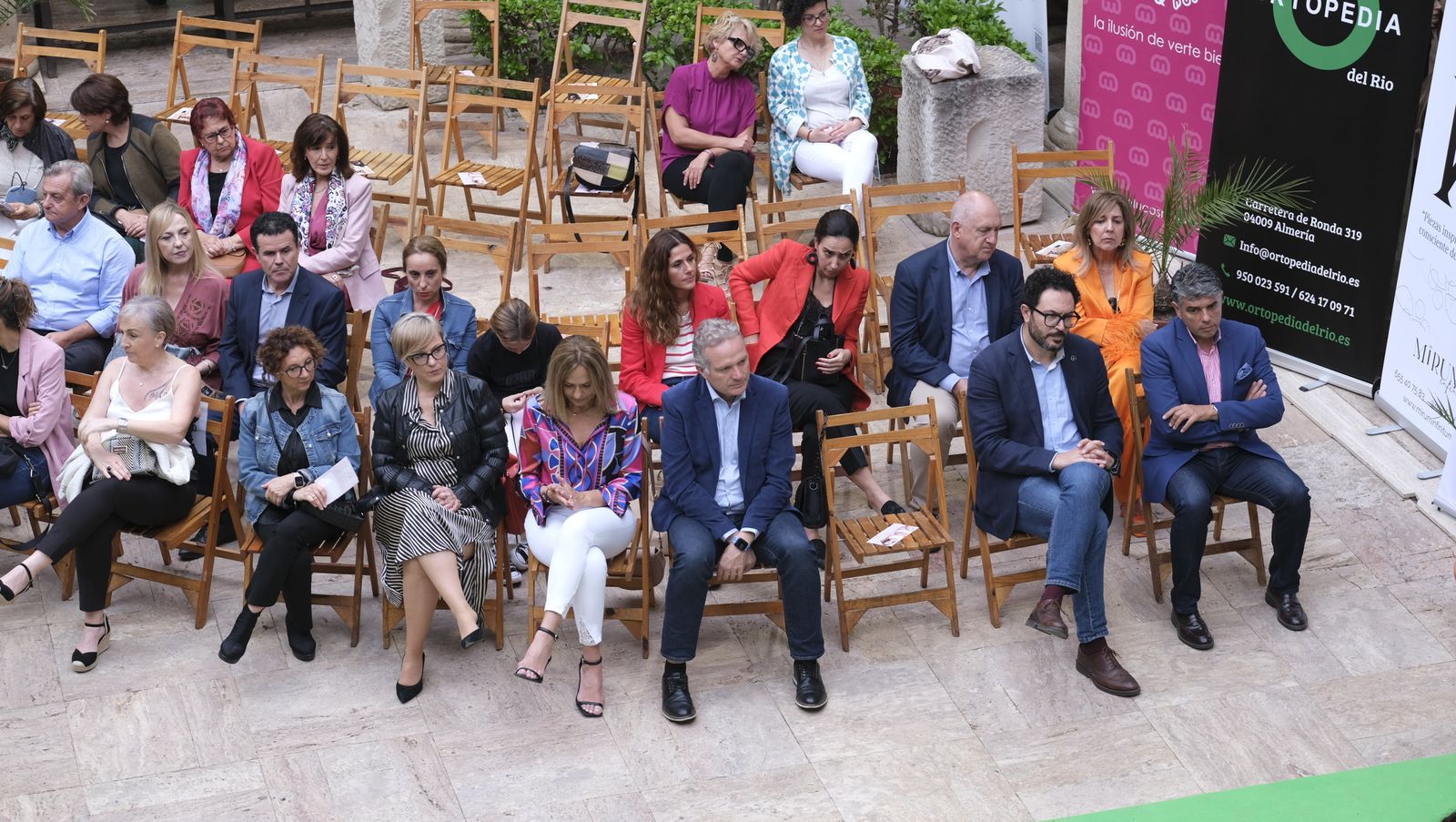 Imágenes del desfile benéfico contra el cáncer, en la Escuela de Artes de Almería