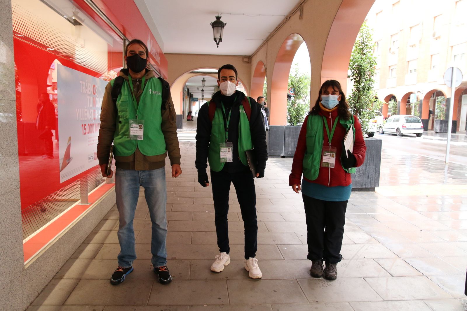 Voluntarios de la AECC en una calle del centro de la capital almeriense.