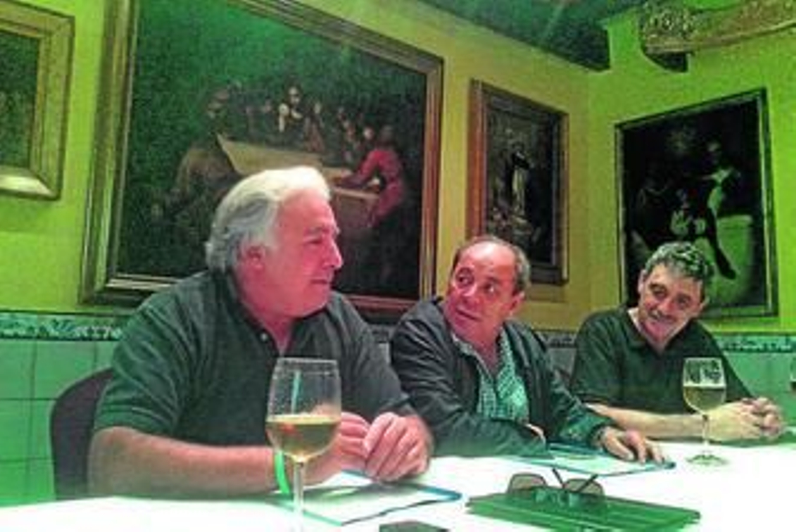 El productor Juan Lebrón, el montador José Salcedo y el fotógrafo Pepe Morón, ayer en la presentacion de la serie.