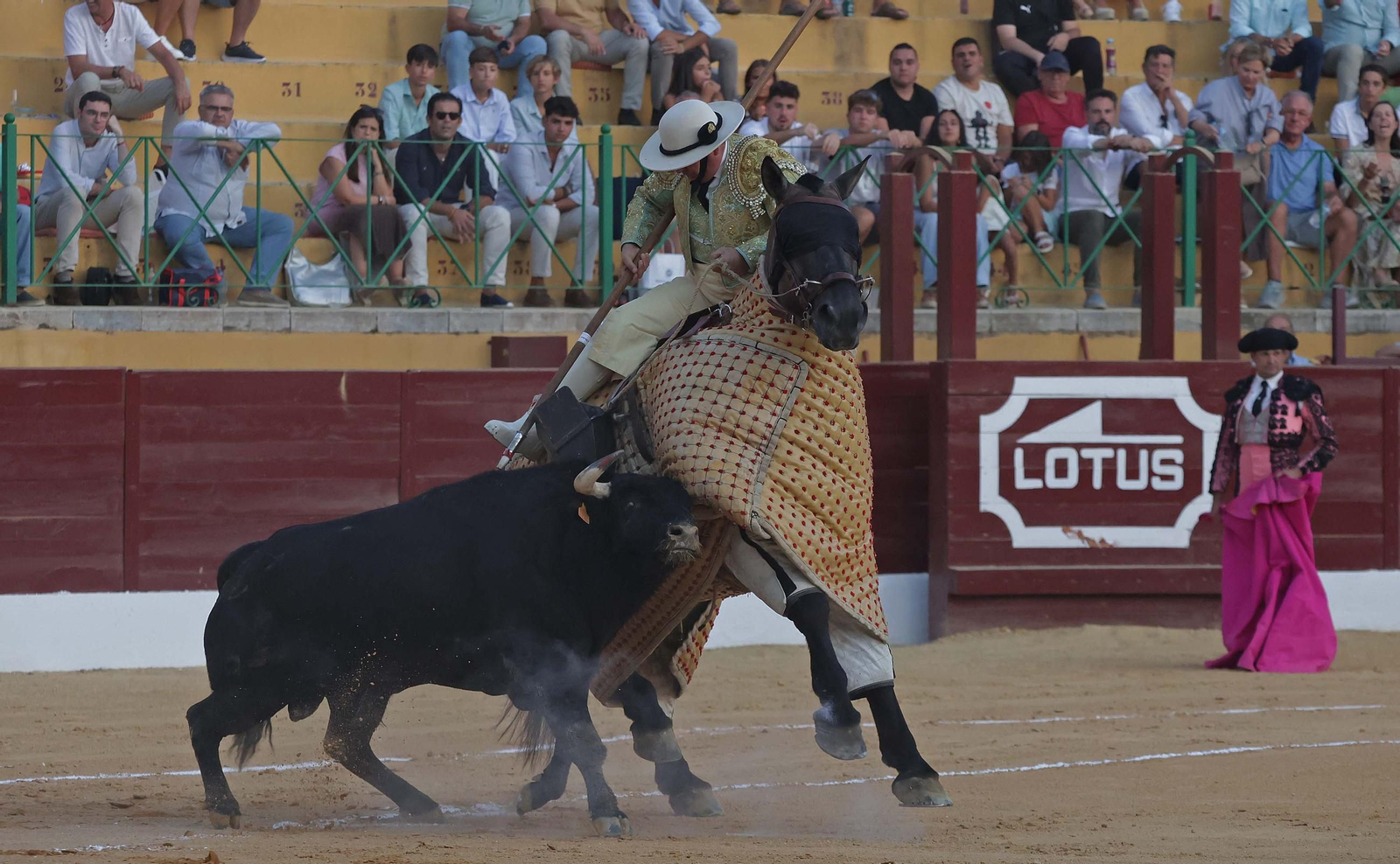 Fotos de la corrida del viernes de la Feria de La Línea: Morante de la Puebla, Talavante y David de Miranda Fotos de la corrida del viernes de la Feria de La Línea: Morante de la Puebla, Talavante y David de Miranda