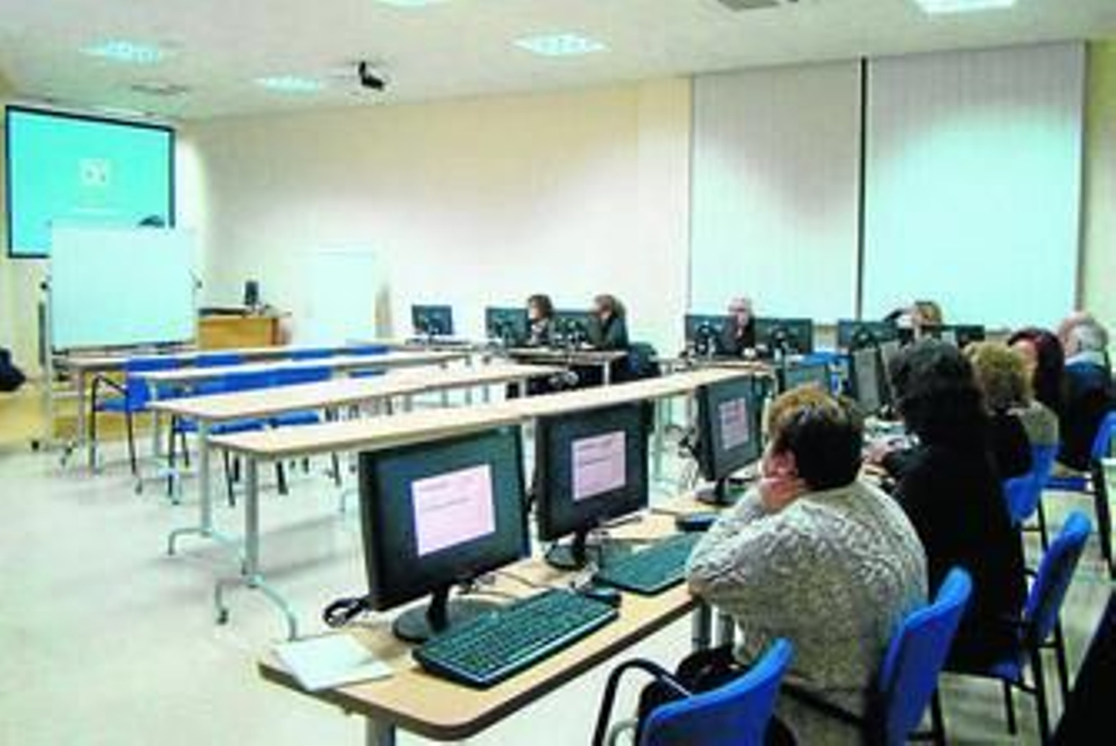 Clases de informática de la 'Escuela vecinal'.