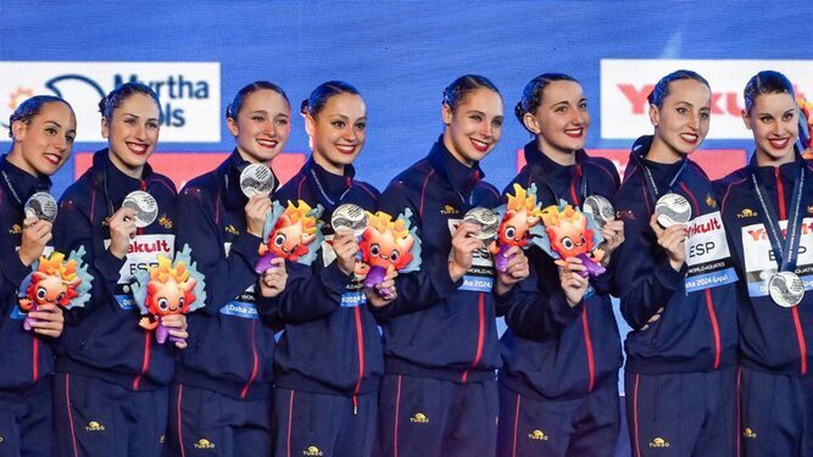 Alisa Ozhogina y Marina García Polo, quinta y sexta de izquierda a derecha, posan con su medalla de plata.