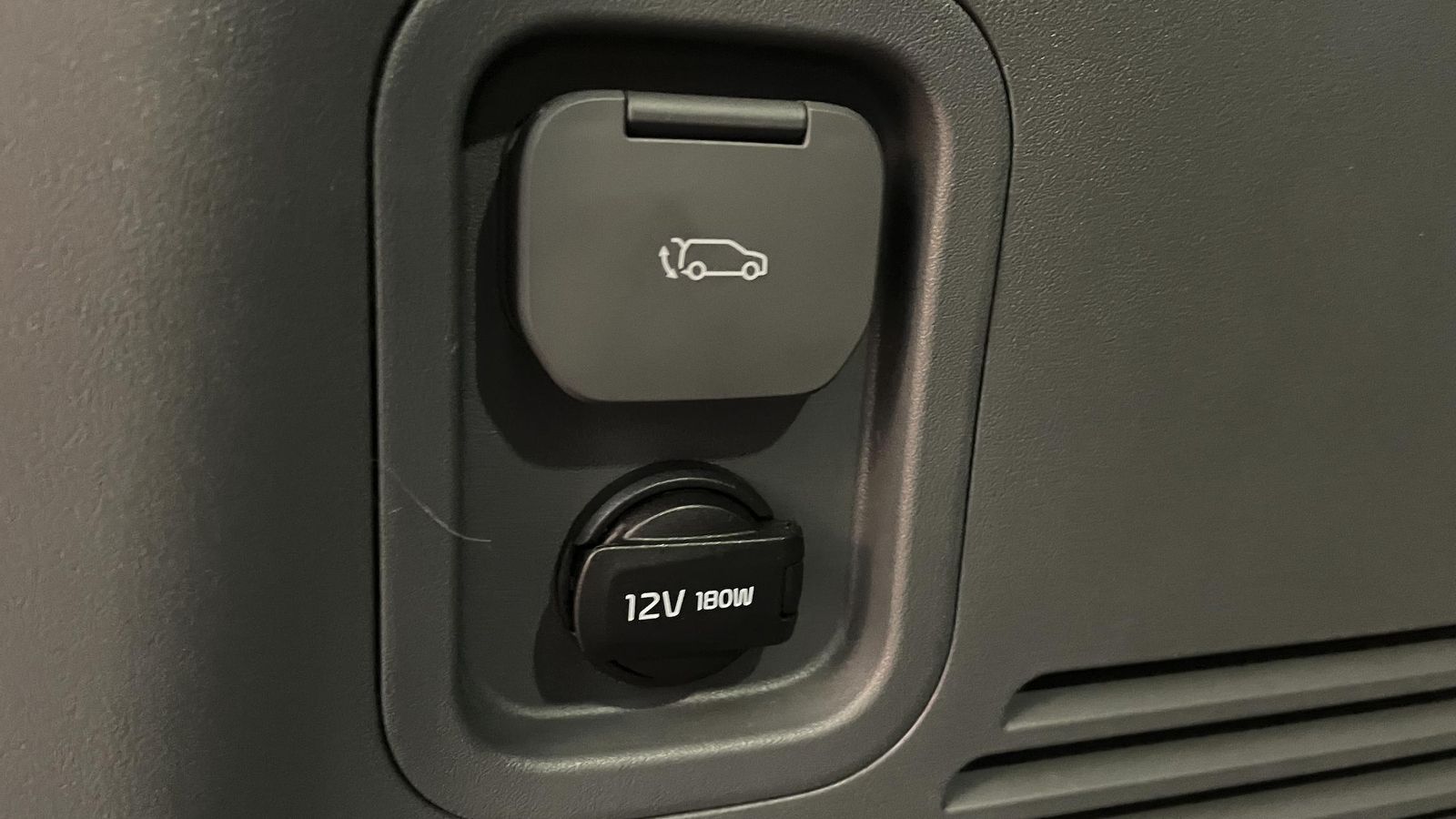 En el panel del lado contrario, la toma de 12 voltios y un botón para el manejo del portón, aunque hay mandos también en éste.