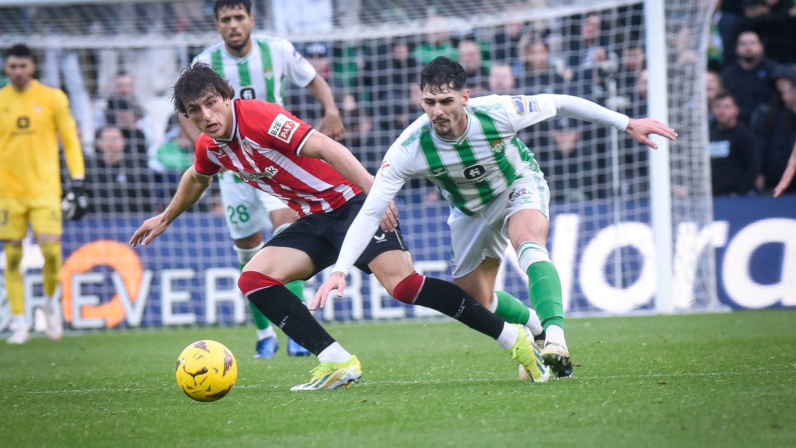 Johnny Cardoso, ante Unai Gómez.