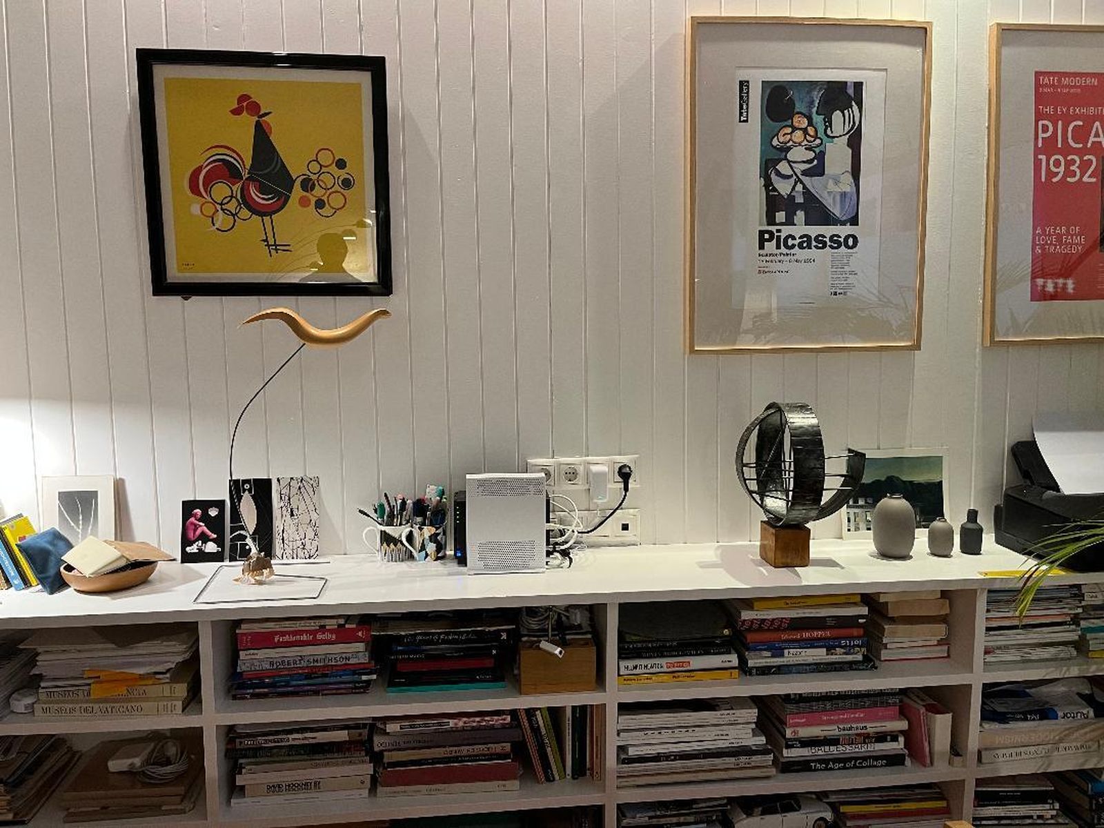 Libros de arte y póster de exposiciones de Picasso.