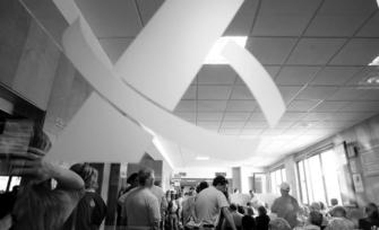 Cientos de contribuyentes acudieron el viernes a presentar la declaración en el primer día del plazo.