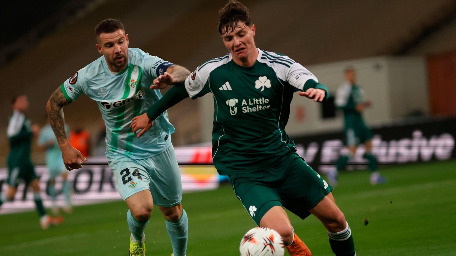 Ruibal disputa el balón con el local Katris.