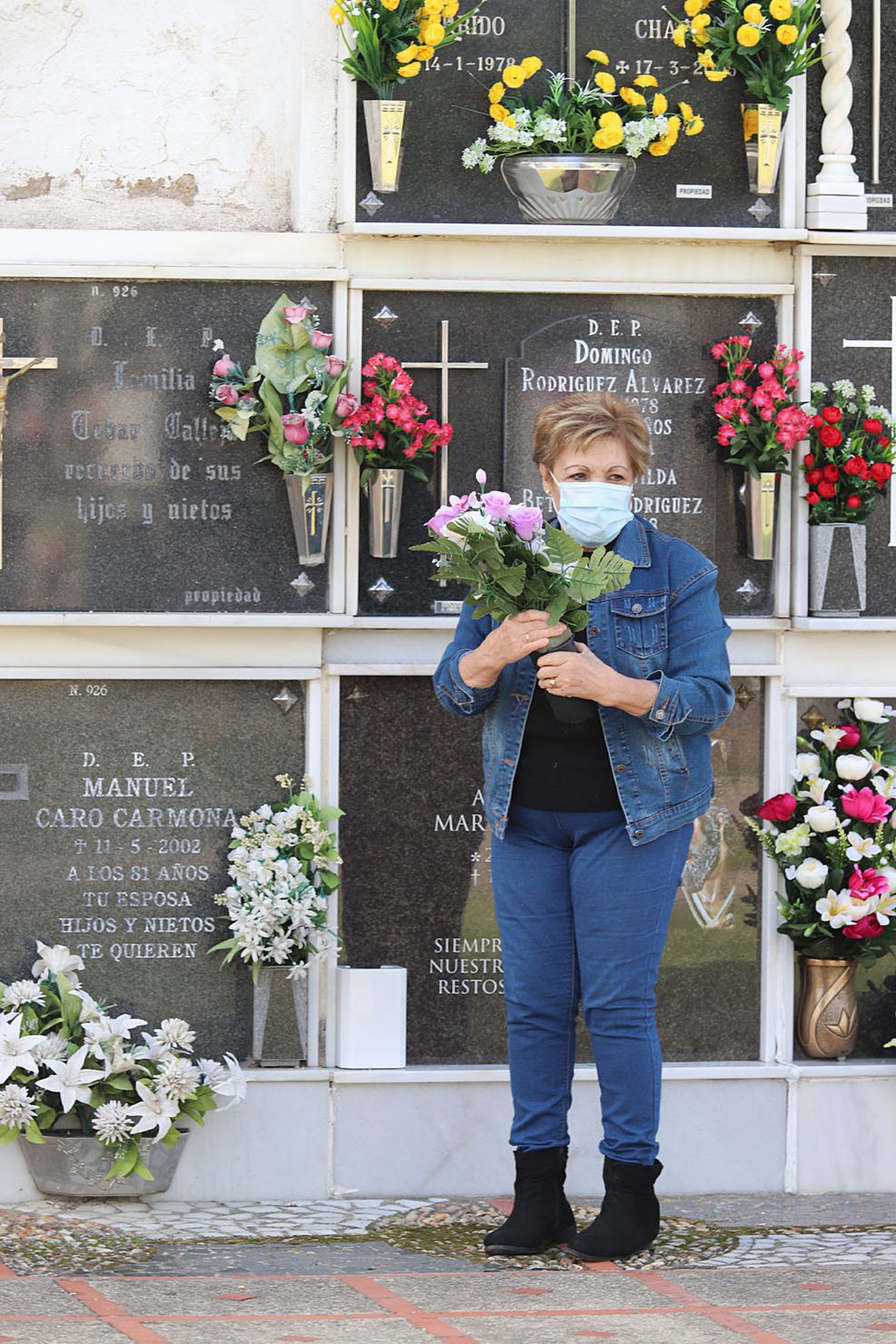 Imágenes de los preparativos en el cementerio de Huelva con motivo de la festividad de Todos los Santos