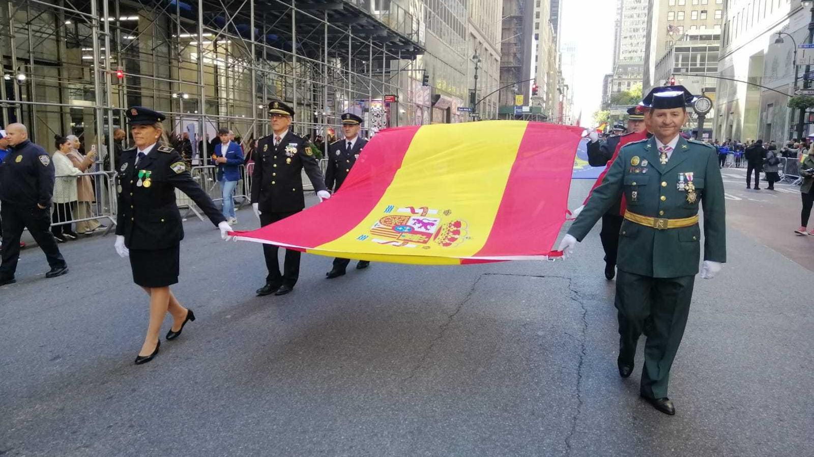 Lola Tejero, policía local de Sevilla, porta la bandera de España en la Quinta Avenida de Nueva York.