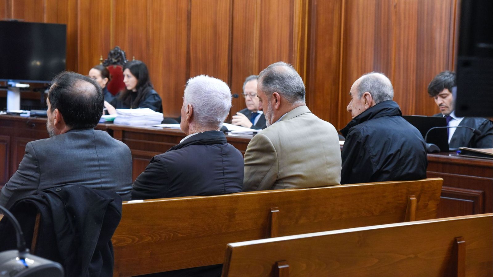 A la derecha de los tres acusados, el abogado del BBVA. A la izquierda del todo, medio tapada, la fiscal de Anticorrupción.