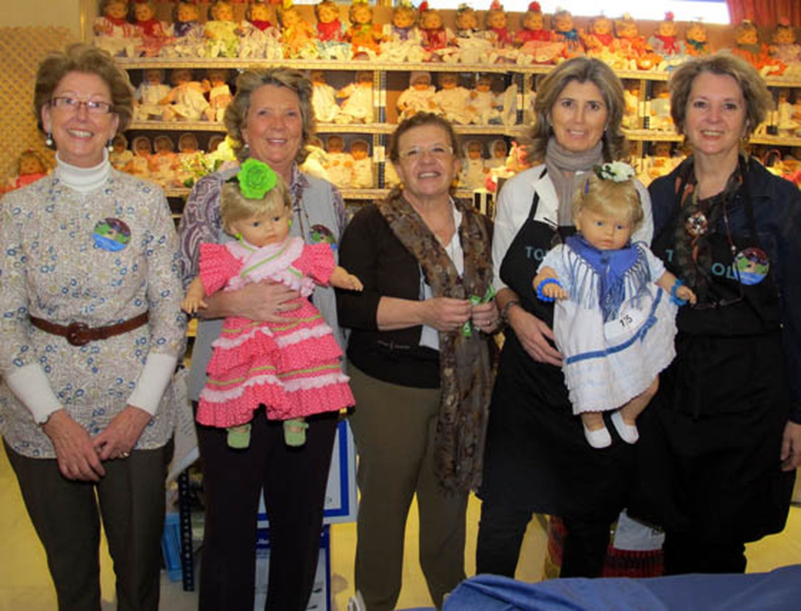 Carmen Rincón, Carmen Medina, María del Carmen Gil, Ana Delgado y Milo Navarro, en la Tómbola del Rastrillo.

Foto: Victoria Ramírez