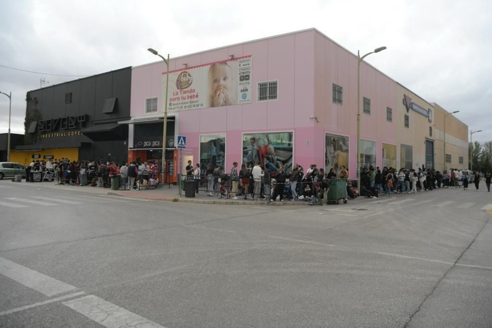 Hamburguesas, bebidas y coches de carreras: Saiko calienta el ambiente antes del concierto en Granada