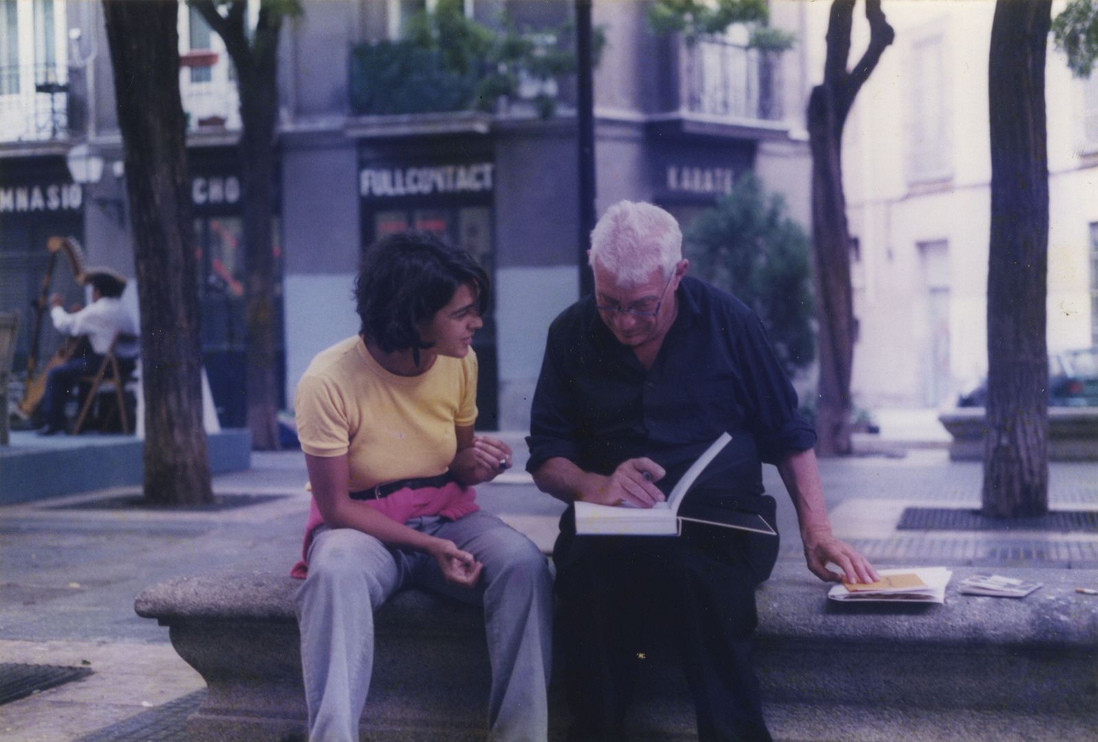 John Berger junto a Leticia Ruifernández, autora de las ilustraciones.