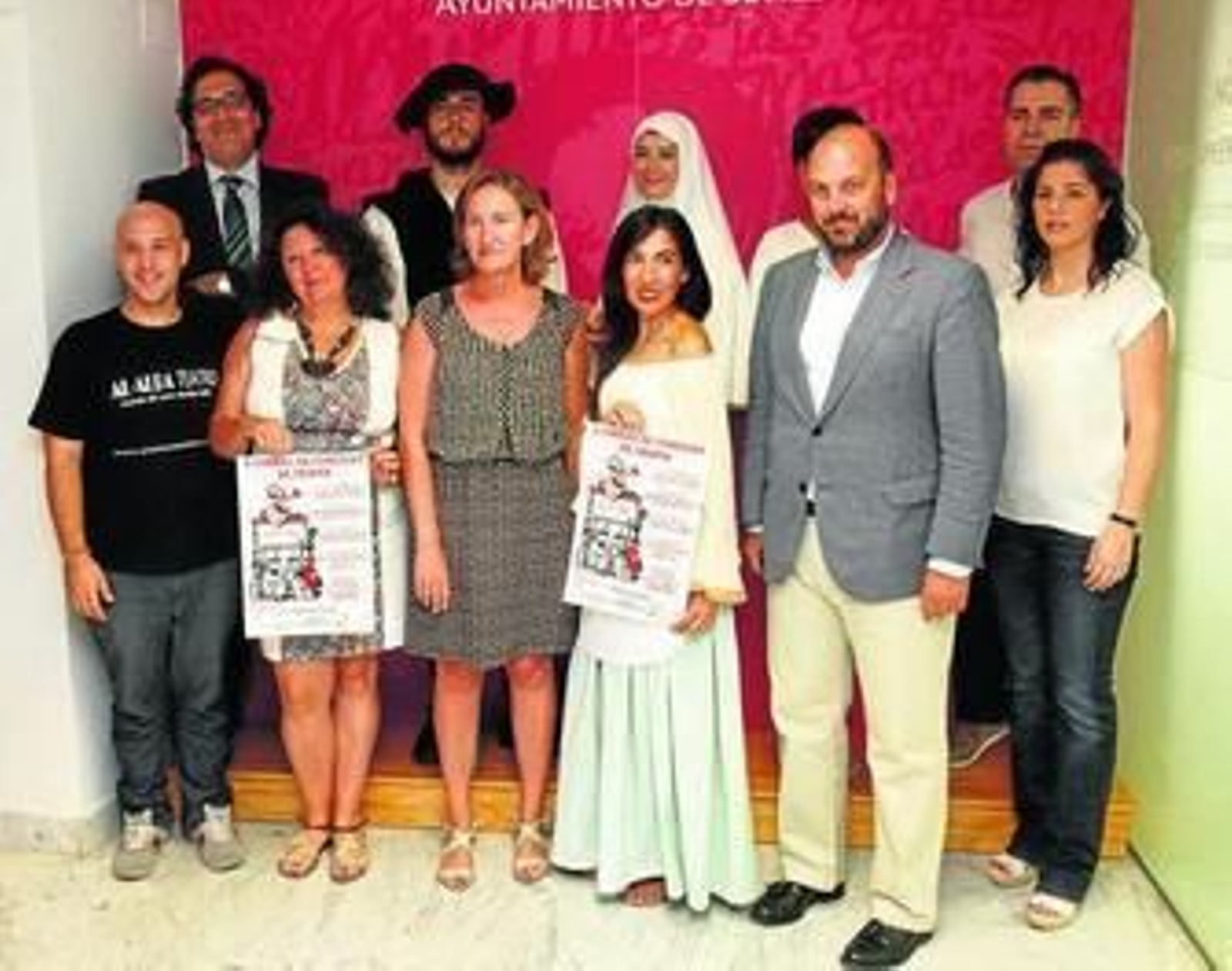 Maite Lozano (segunda por la izquierda) con la delegada de Cultura y el delegado del Distrito Triana, entre actores.
