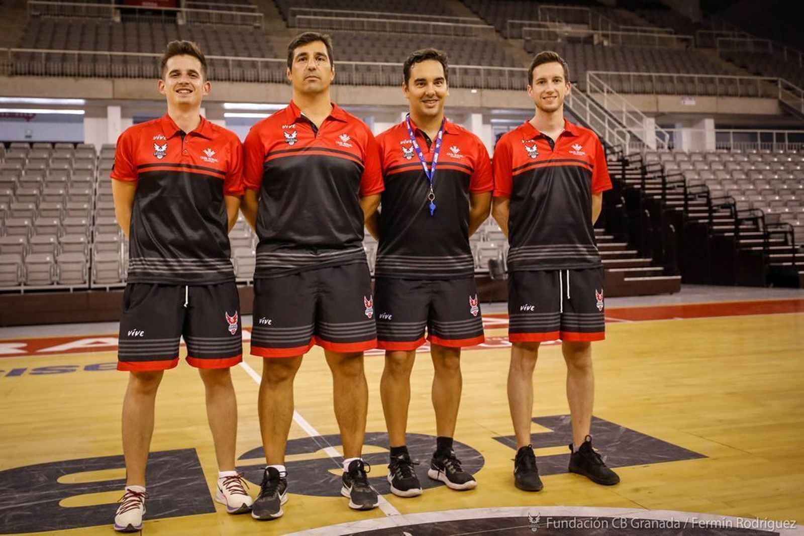 Pablo Pin rodeados de sus ayudantes.