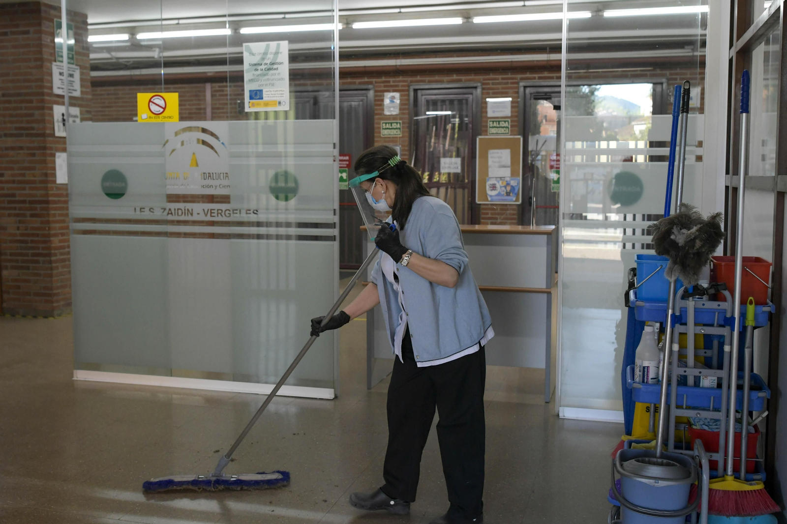 Limpieza en el IES Zaidín Vergeles.
