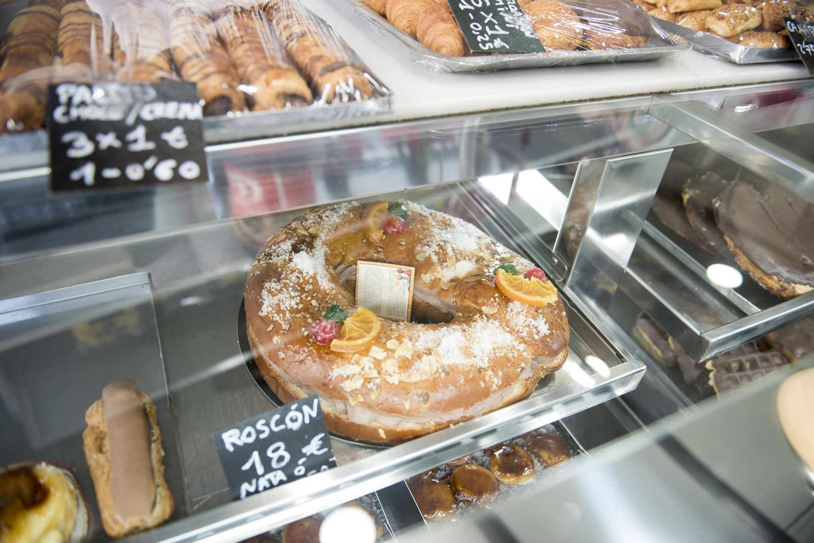 Imagen de archivo de un roscón de Reyes tradicional .