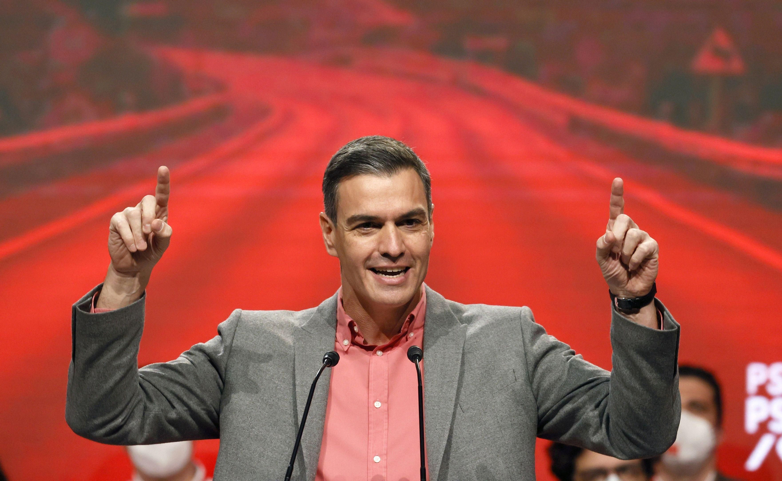 Pedro Sánchez  interviene durante el acto de clausura del 14 Congreso Nacional del PSdG-PSOE