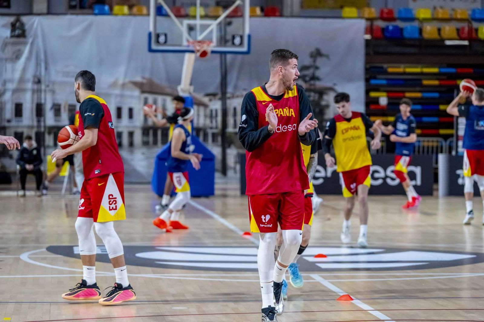Alberto Díaz, Francis Alonso y Paco Aurioles, en la primera España de Chus Mateo