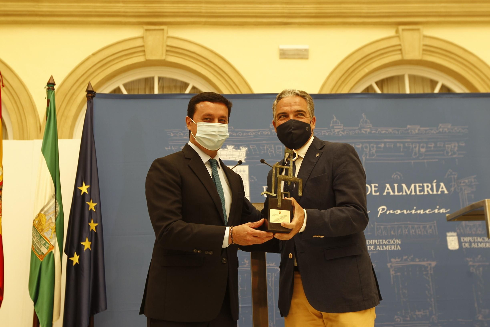 Visita del Consejero de Presidencia de la Junta de Andalucía, Elías Bendodo, a la Diputación de Almería.