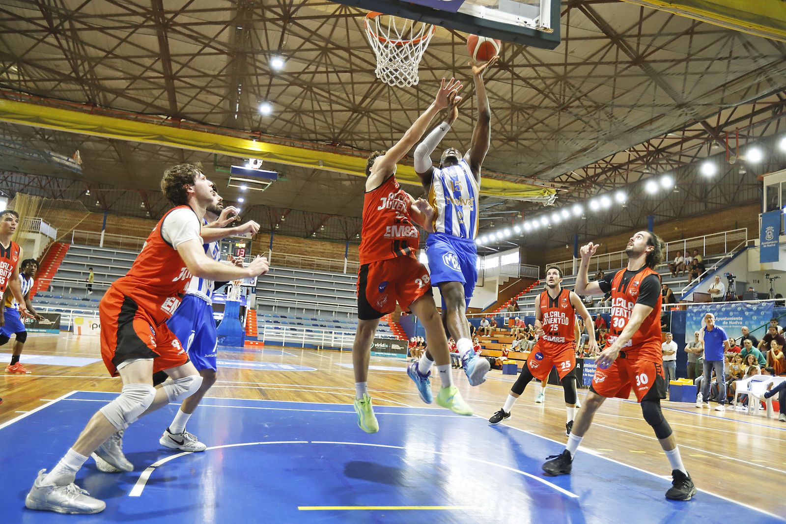 Imágenes del partido de baloncesto entre el Huelva Comercio Viridis y el Juventud Alcalá