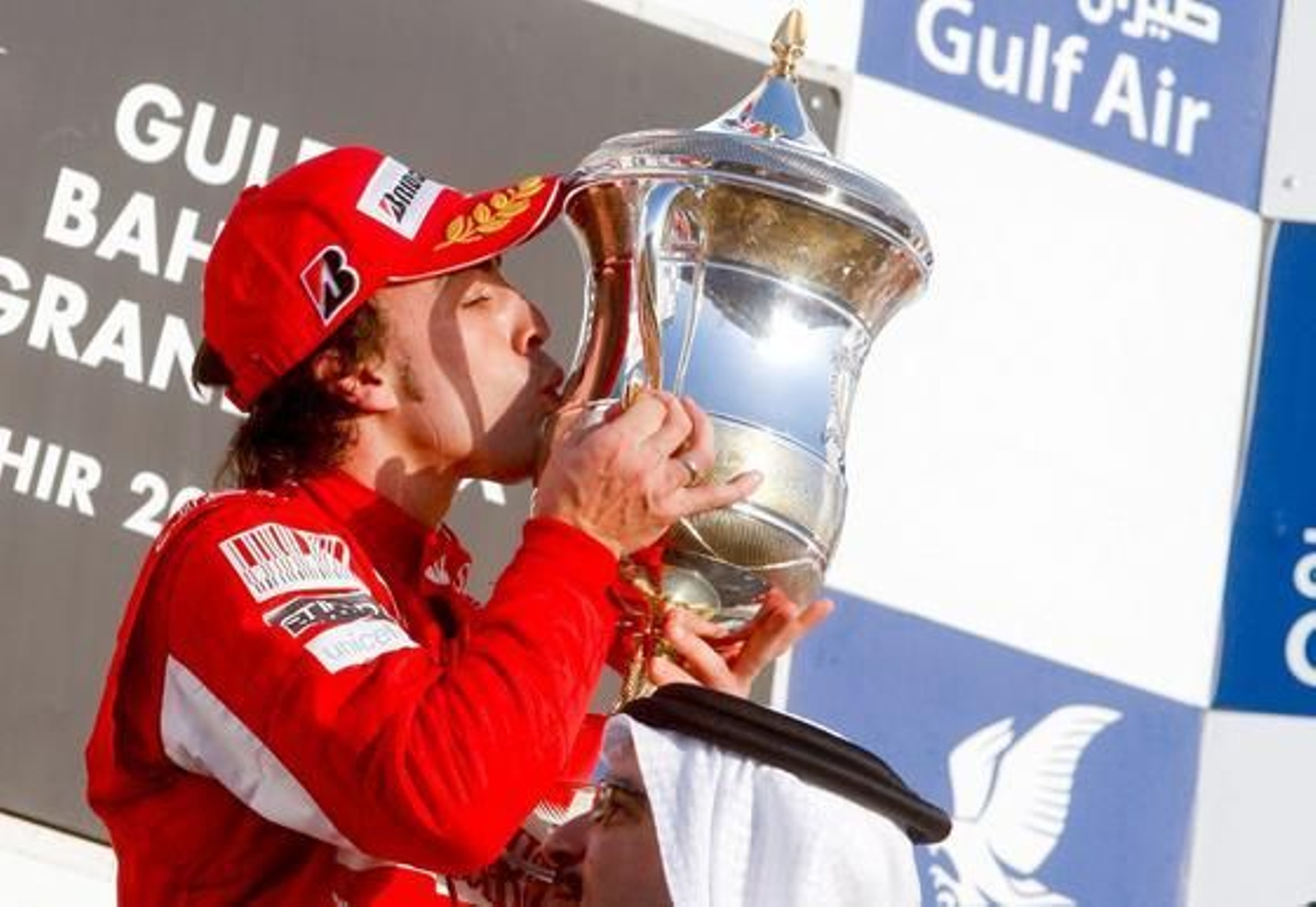 Fernando Alonso gana su primera carrera como piloto de Ferrari en Bahrein. / EFE
