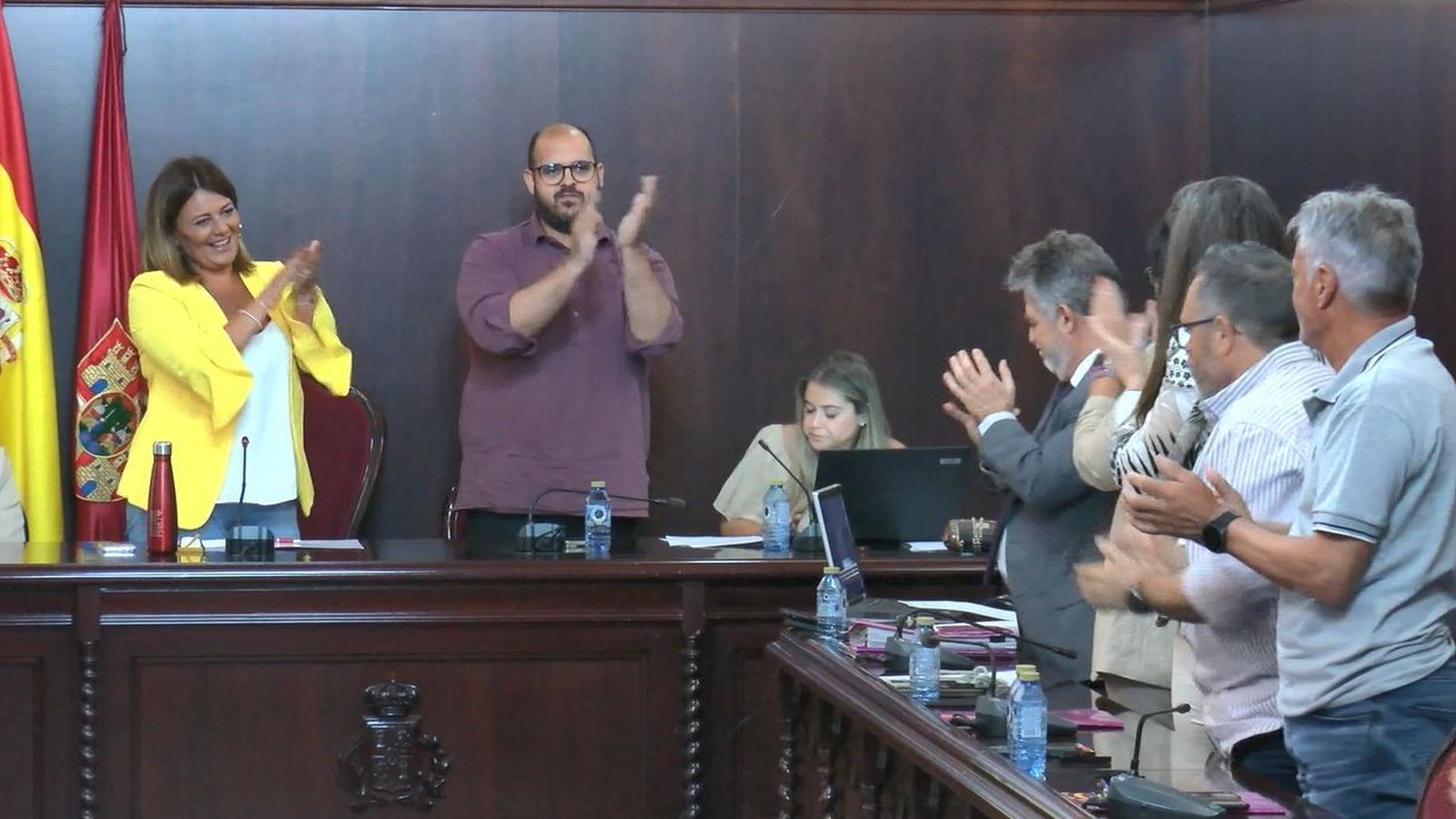 Aplausos en el PSOE tras la aprobación del presupuesto